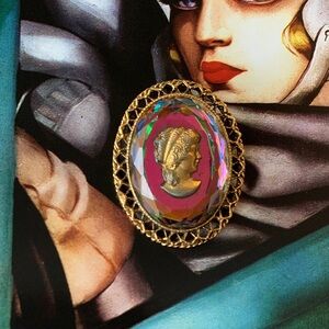 HELIOTROPE Vintage Intaglio Cameo Iridescent Gold Tone Pin/Brooch